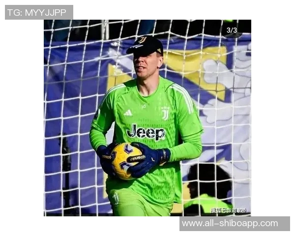 库普梅纳斯传中被扑后图拉姆紧随其后射门再遭门将拒绝