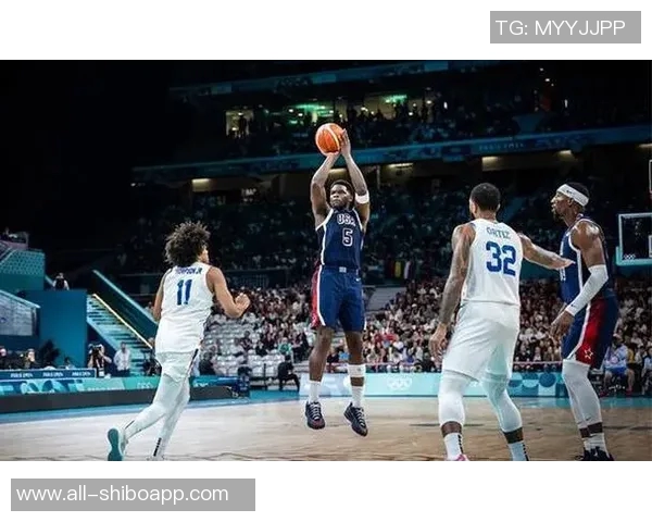 爱德华兹首节爆发拿下13分半场表现稳健三分球命中率高达40